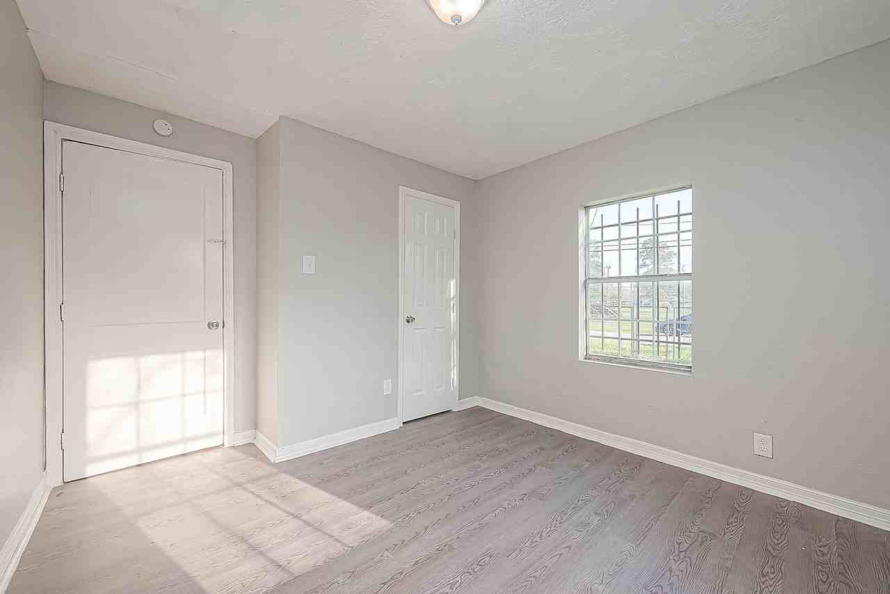 8304 Darien St - Photo 7 of 10