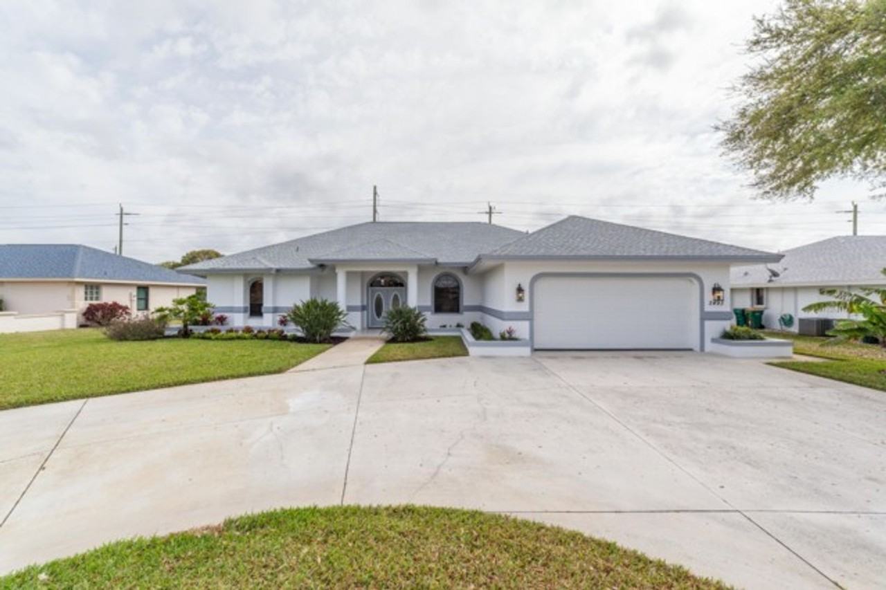 2493 Kings Lake Blvd - Photo 2 of 50