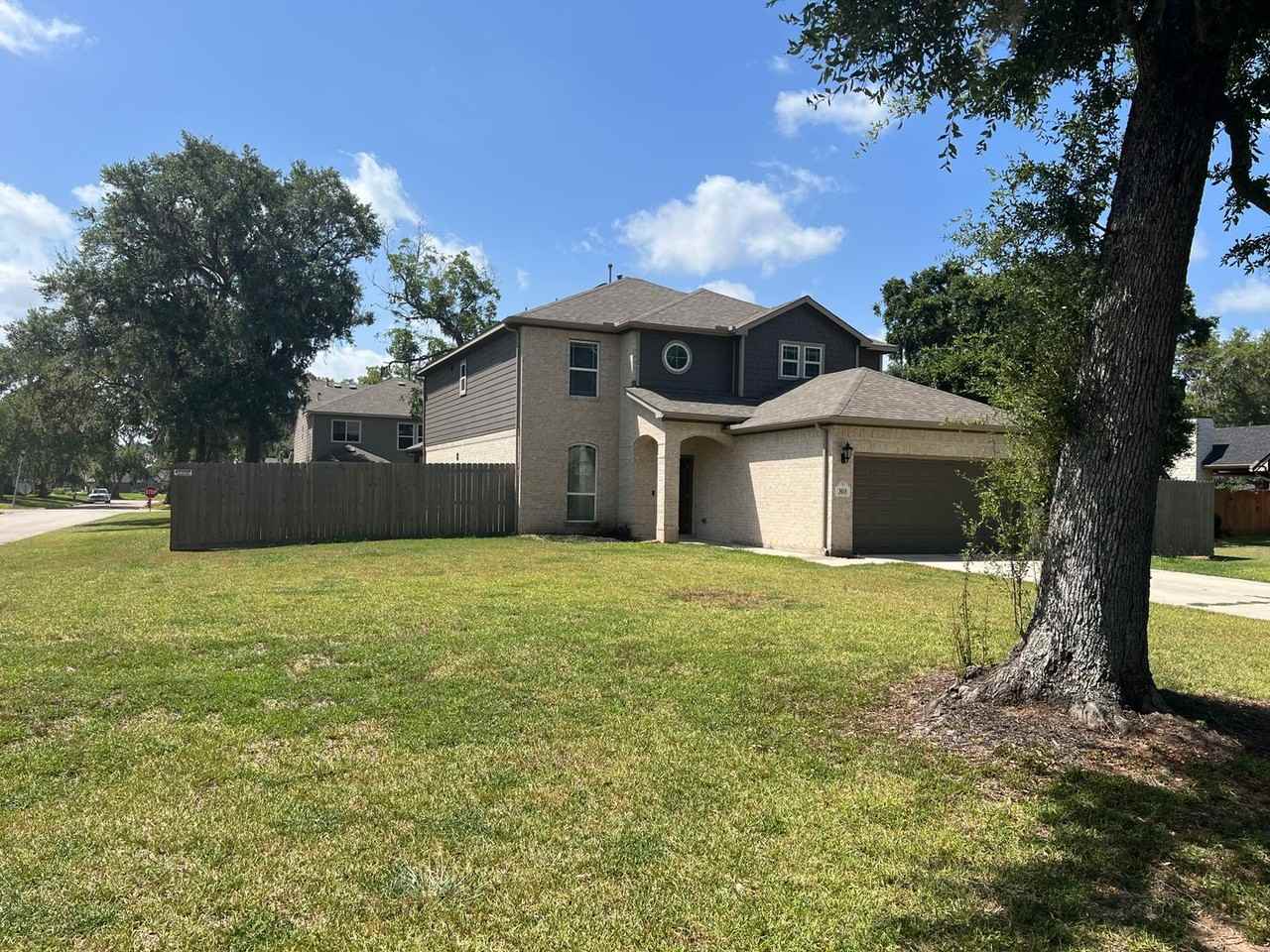 303 Woodhaven Dr - Photo 2 of 24