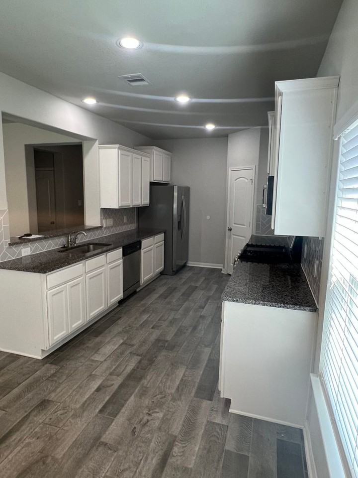 303 Woodhaven Dr - Photo 6 of 24