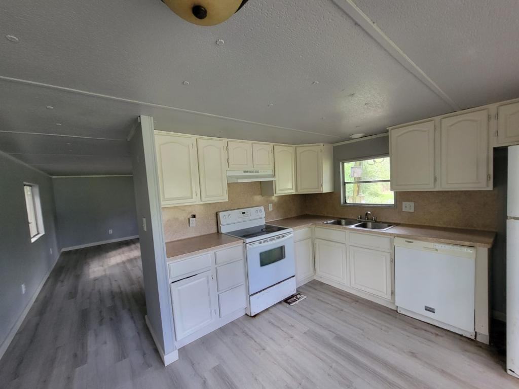 1130 Woodrow St - Photo 6 of 9