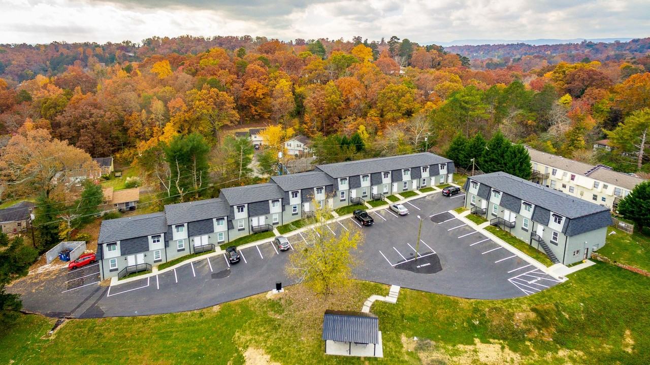 4405 Delashmitt Road: Modern Living in Hixson - Photo 3 of 32