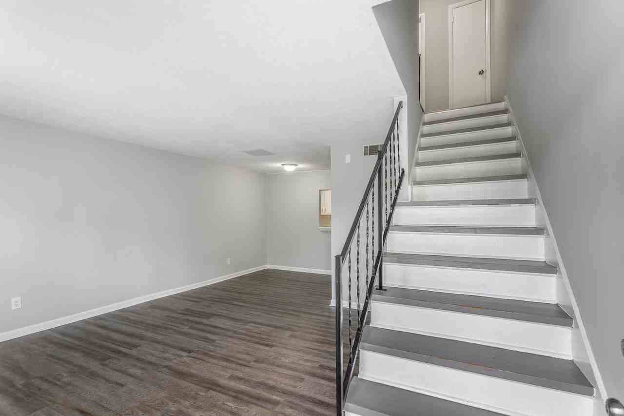 4405 Delashmitt Road: Modern Living in Hixson - Photo 5 of 32