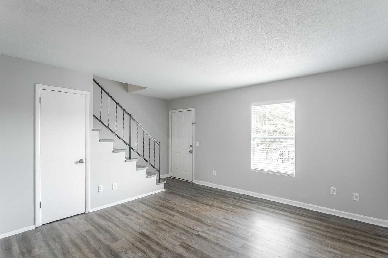 4405 Delashmitt Road: Modern Living in Hixson - Photo 6 of 33