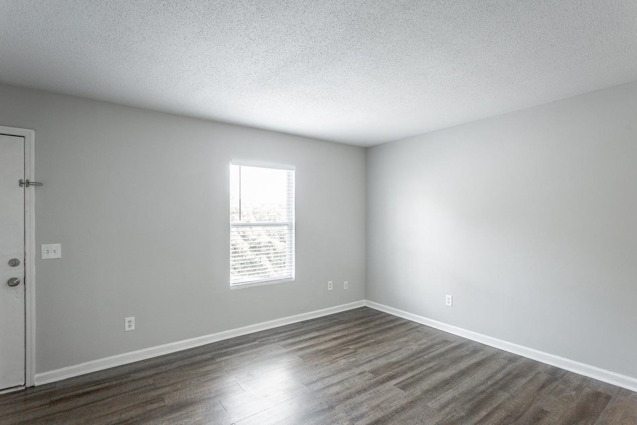 4405 Delashmitt Road: Modern Living in Hixson - Photo 7 of 33