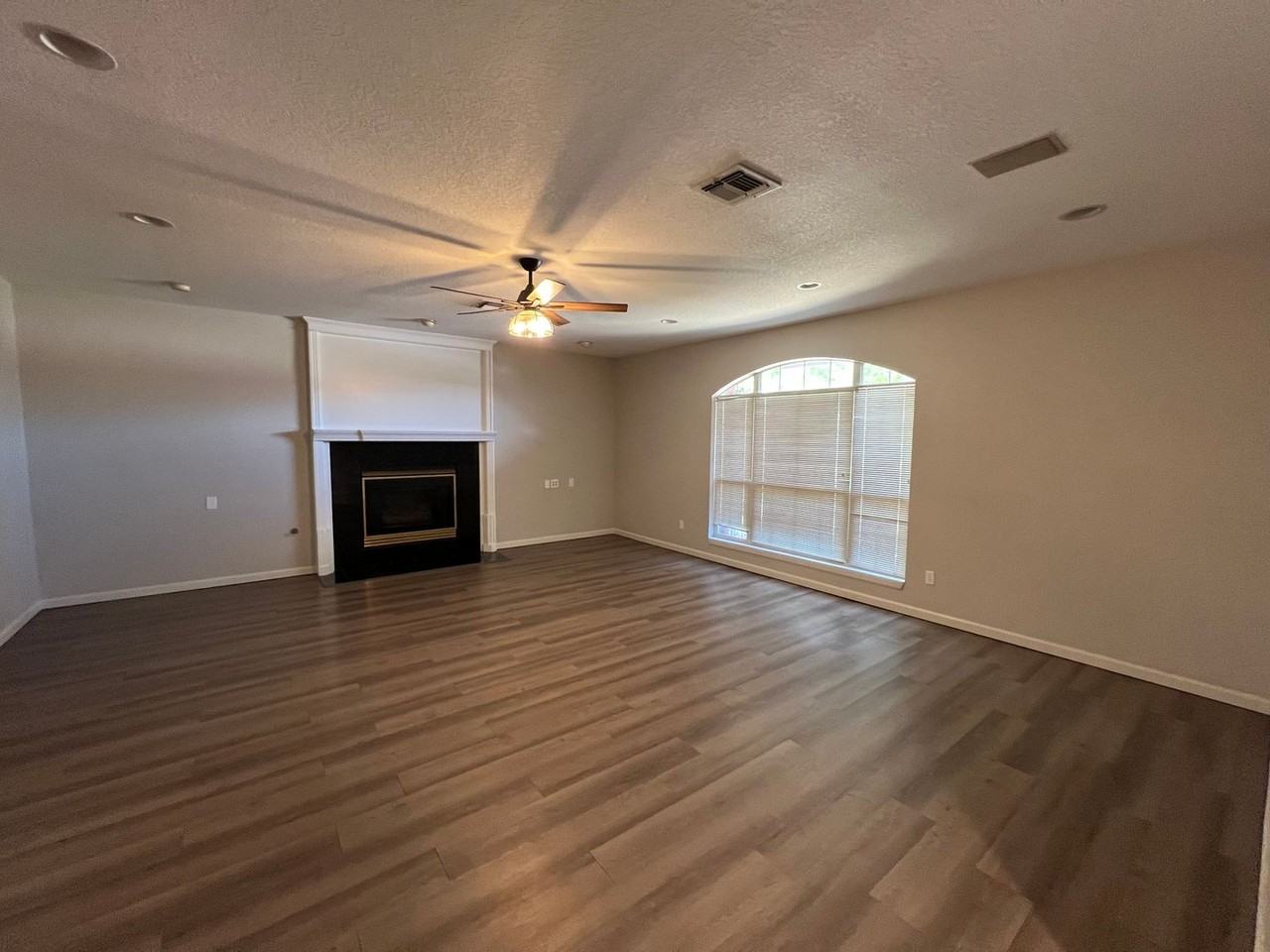 2212 Sw 93rd St - Photo 5 of 29