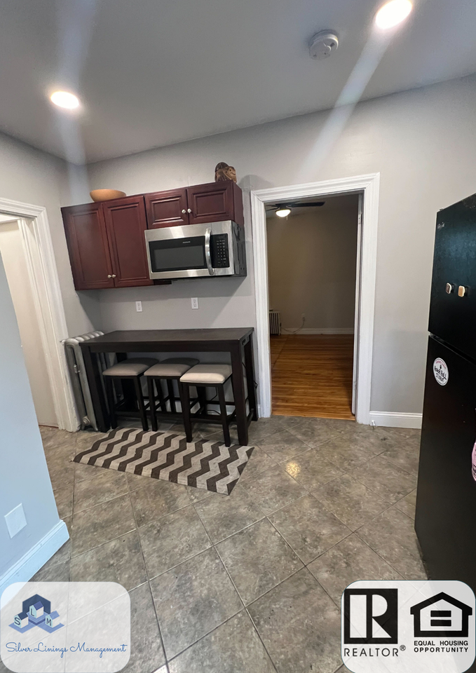 37 Circuit Avenue East - Photo 3 of 20