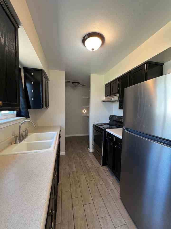 1304 Bullock Ave - Photo 4 of 13