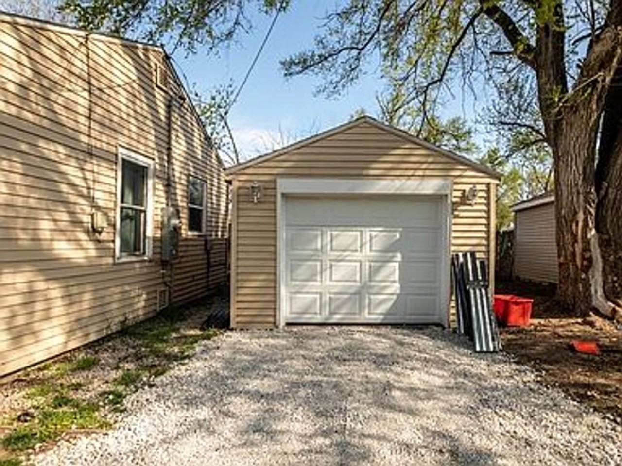 1403 Henry St - Photo 2 of 11