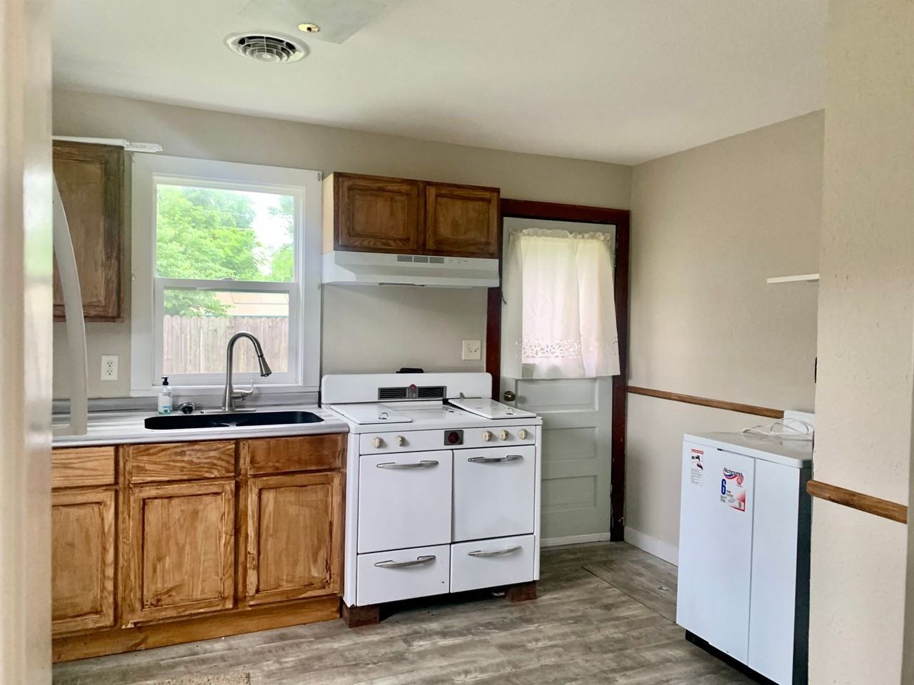 1403 Henry St - Photo 3 of 11