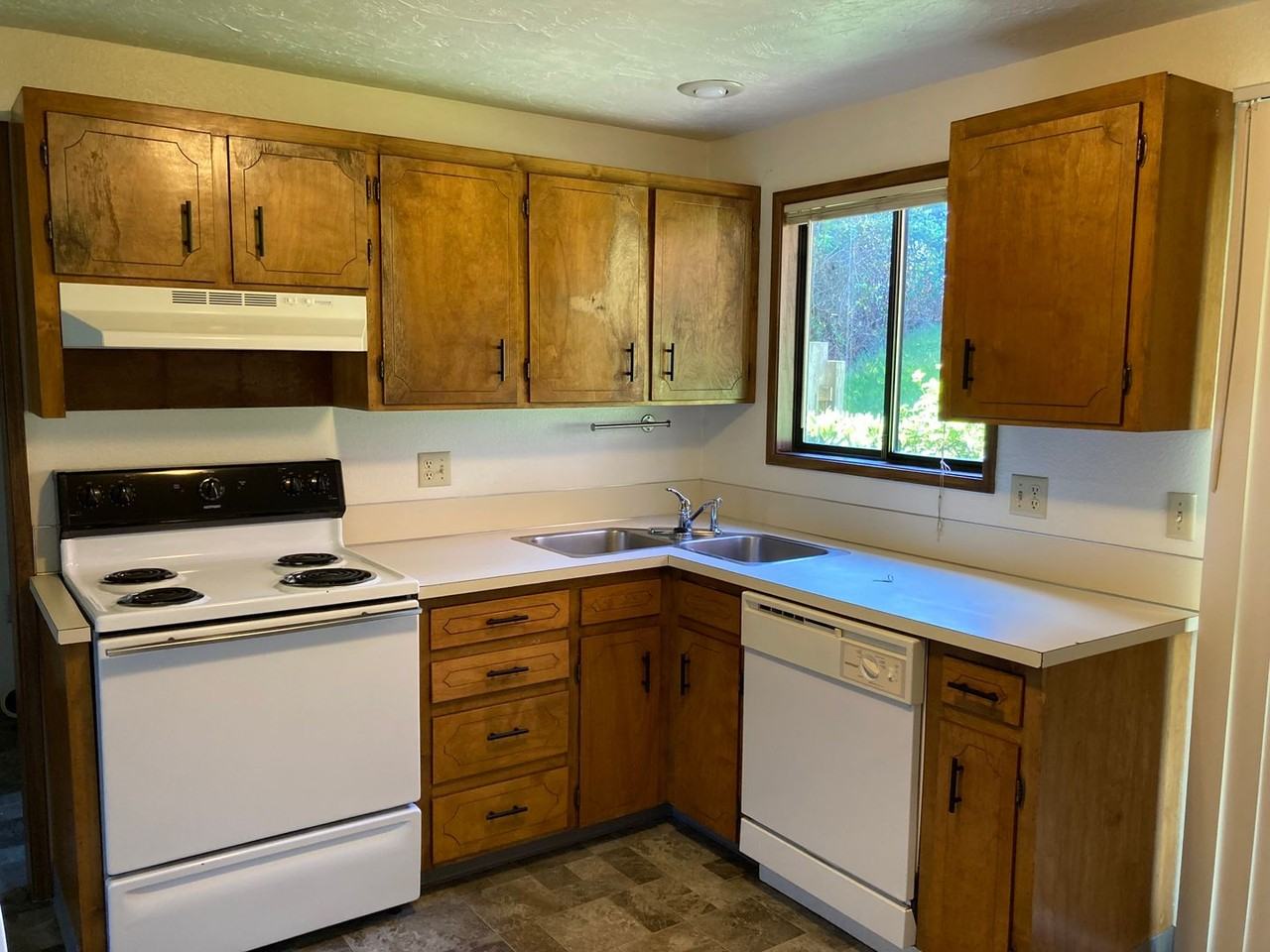 1796 Del Rio Ave Se - Photo 2 of 7