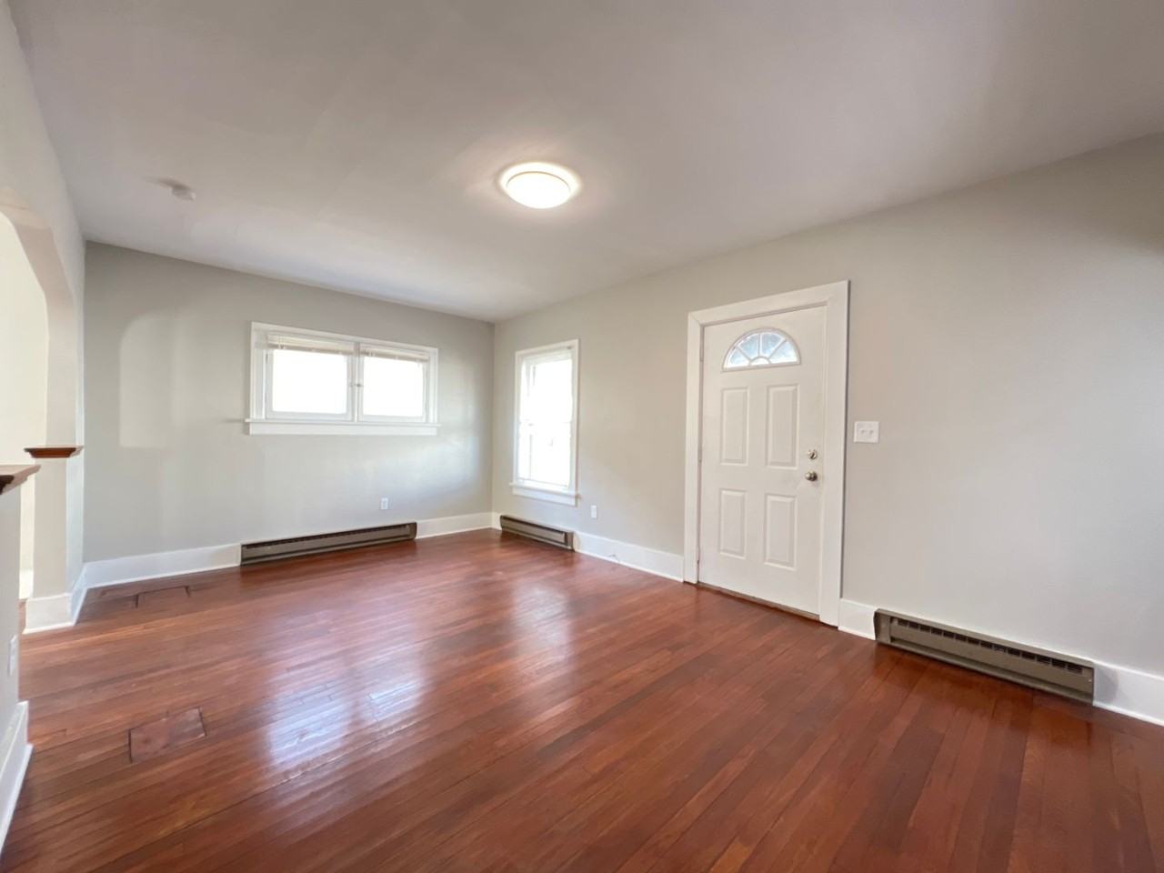 930 Leo St - Photo 3 of 28