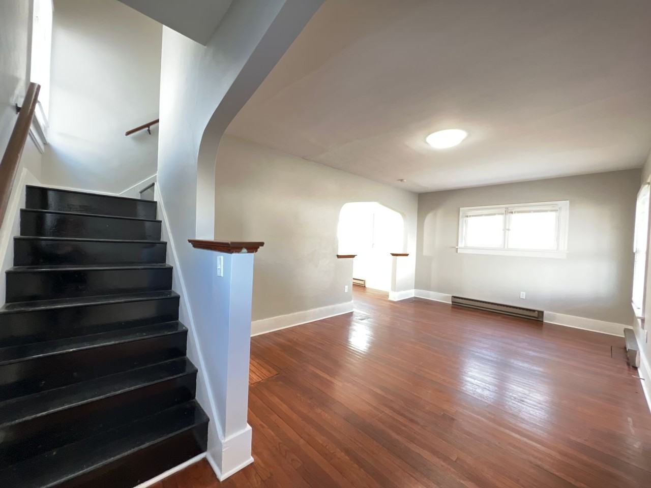 930 Leo St - Photo 2 of 28