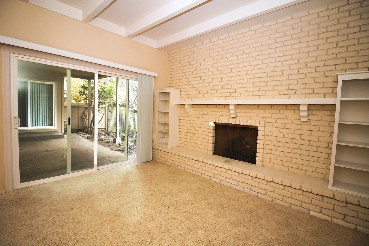 843 Commons Dr - Photo 3 of 12