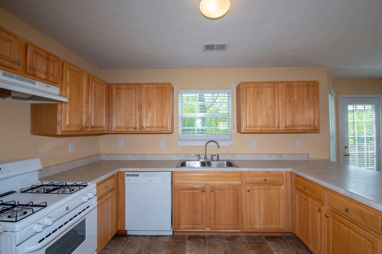 240 Dairyland Dr - Photo 7 of 15