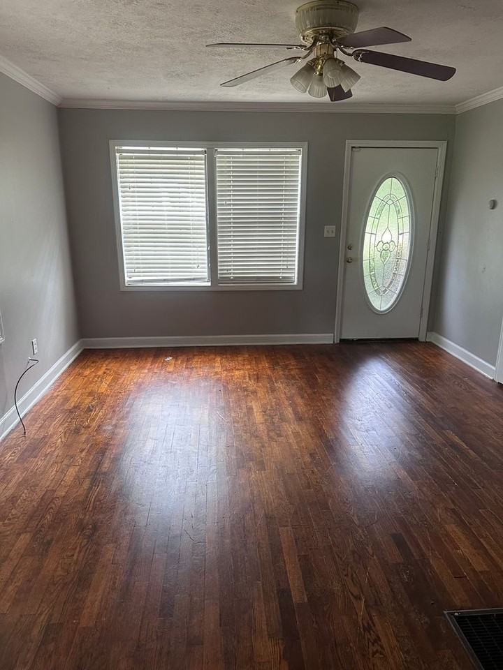 427 S Jones St - Photo 3 of 9