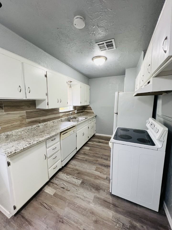 408 Nw Greenmeadow Dr - Photo 3 of 8