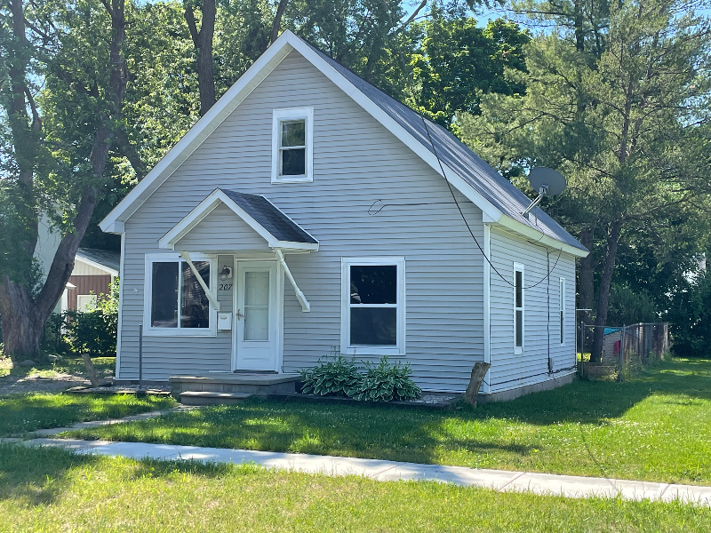 207 W Perry St - Photo 2 of 8