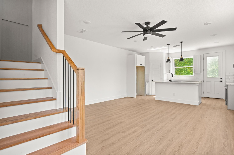 309 S Poplar St - Photo 3 of 15