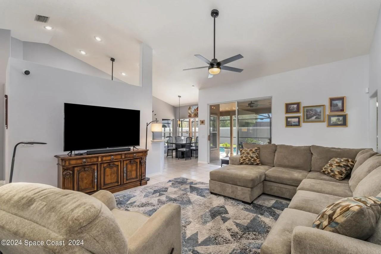 431 Cobblewood Dr - Photo 3 of 36