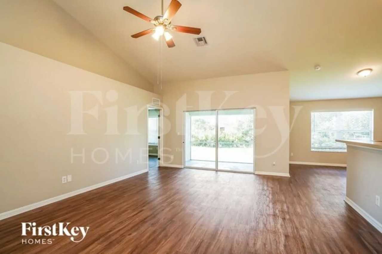 2505 68th St W - Photo 2 of 15