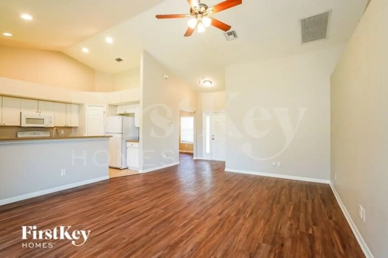 2505 68th St W - Photo 3 of 15