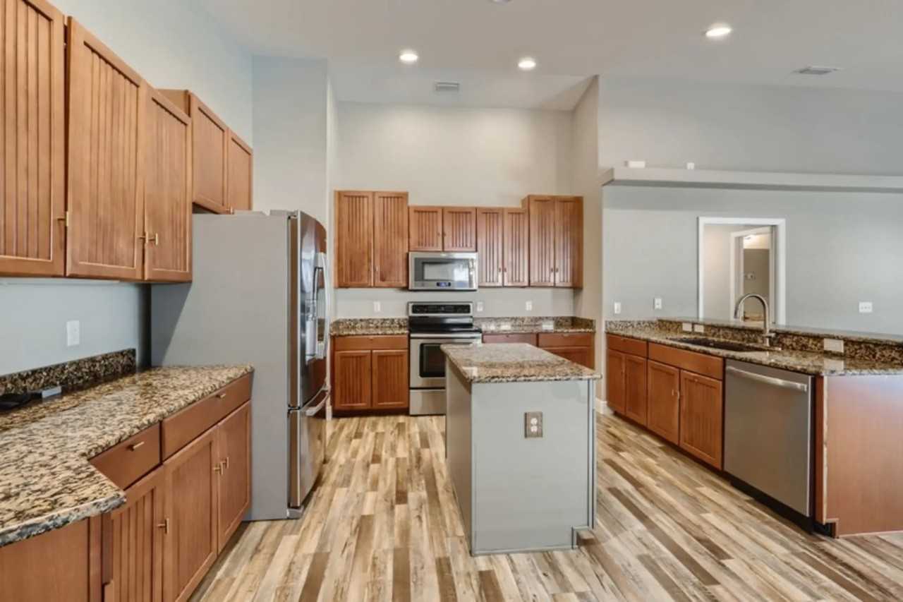 4845 Ne 122nd Ave - Photo 2 of 18