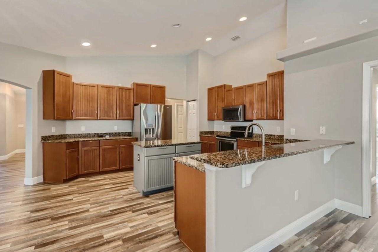 4845 Ne 122nd Ave - Photo 3 of 18