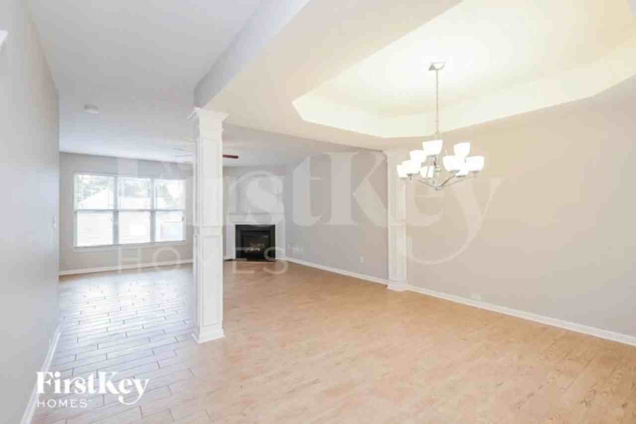 5519 Pinebrook Ln - Photo 2 of 15