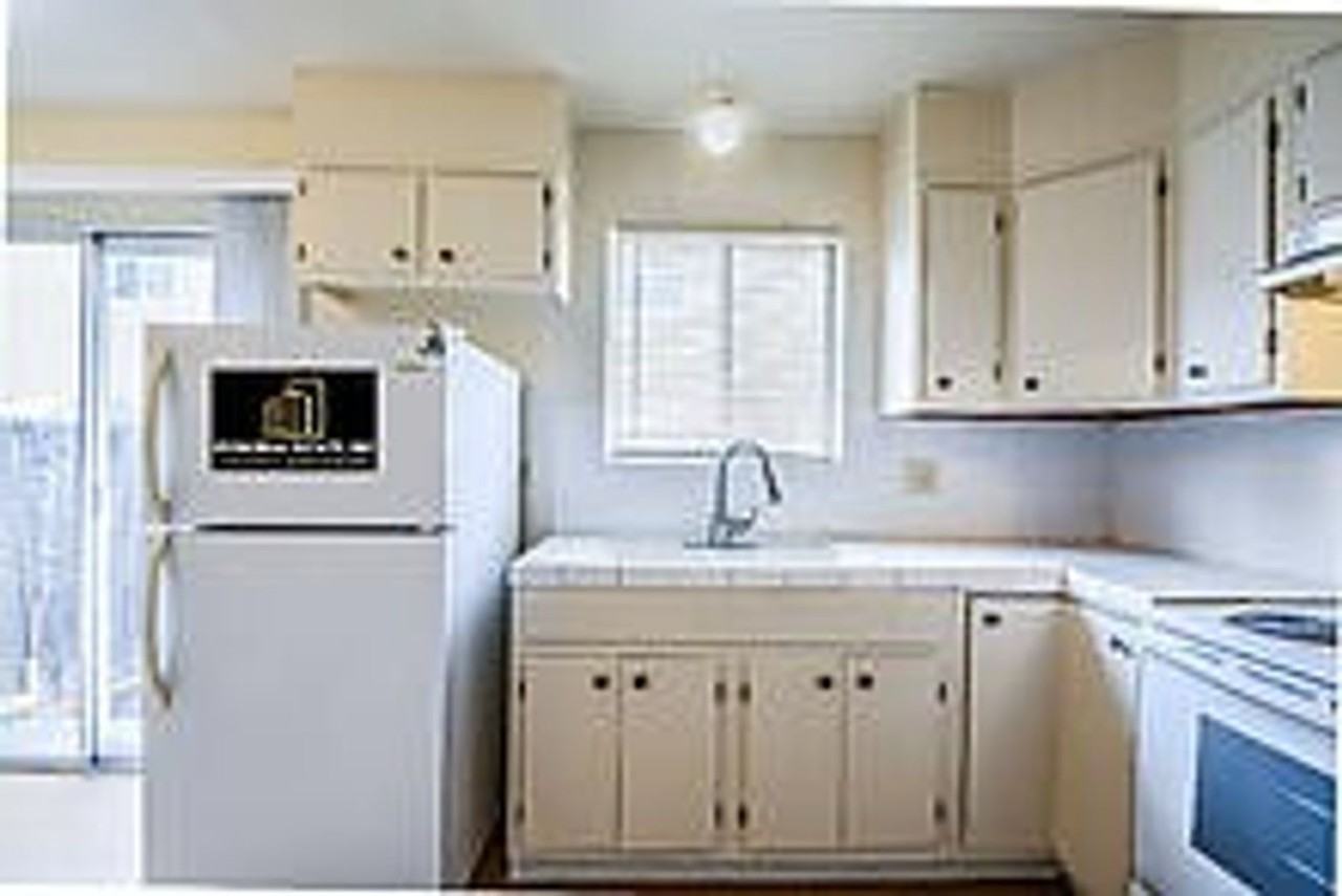 429 E Locust St #4 - Photo 2 of 5