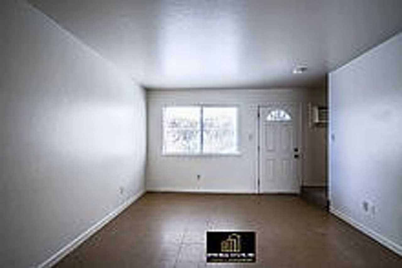 429 E Locust St #4 - Photo 4 of 5