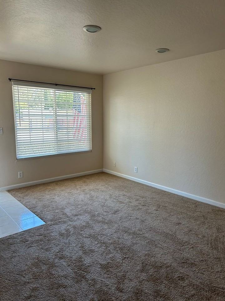 341 E Alaska Ave - Photo 2 of 15