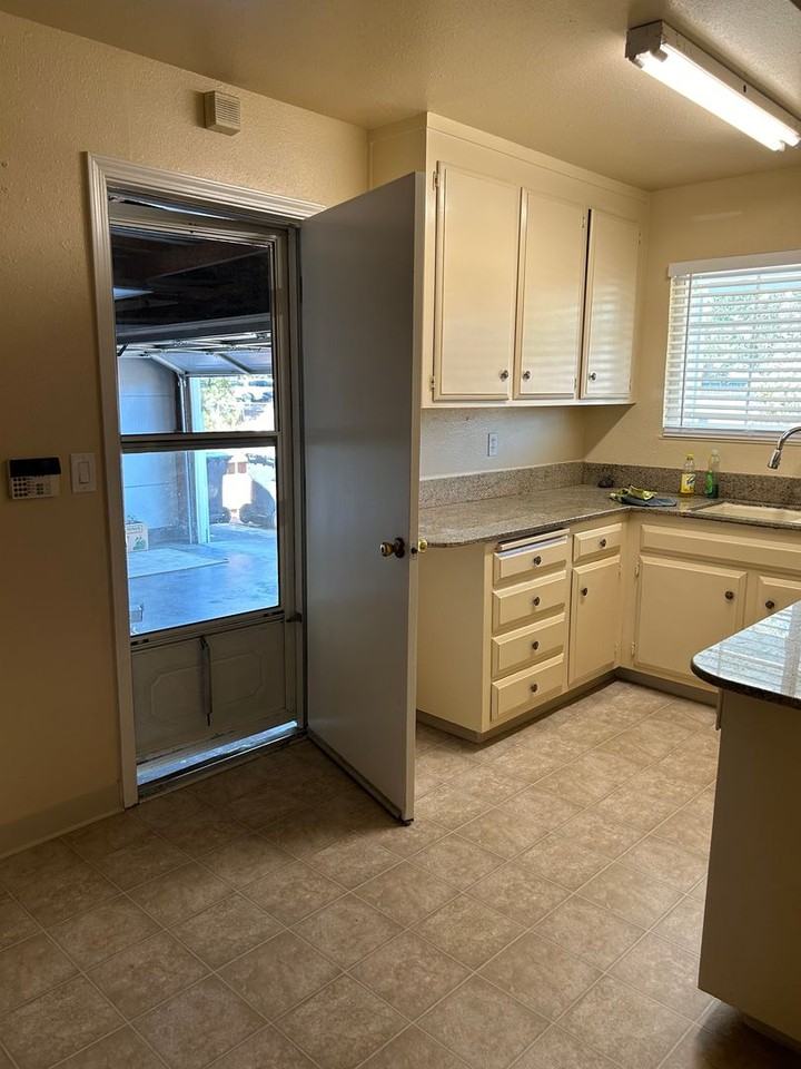 341 E Alaska Ave - Photo 4 of 15