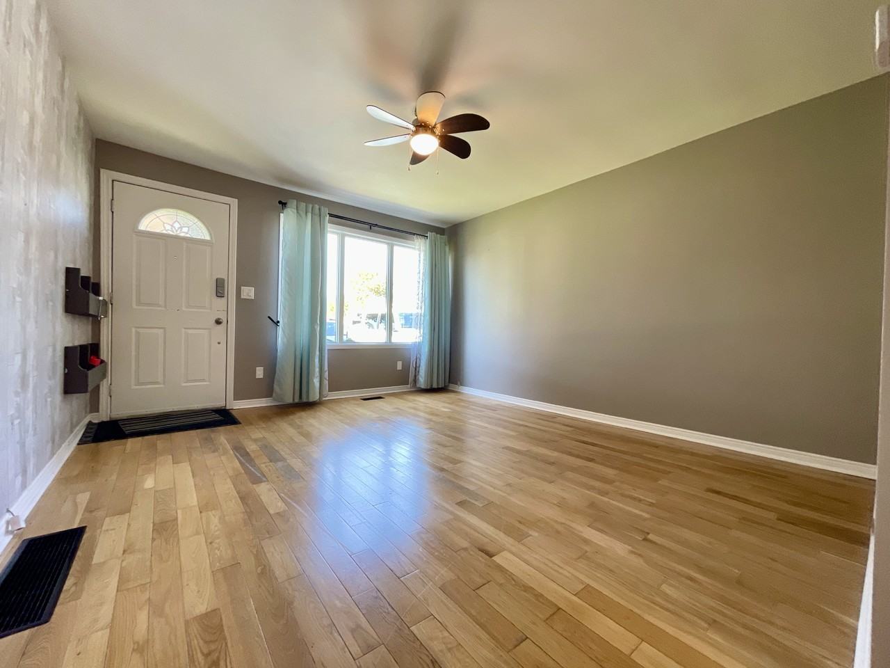 2536 Meldrum Rd - Photo 2 of 27