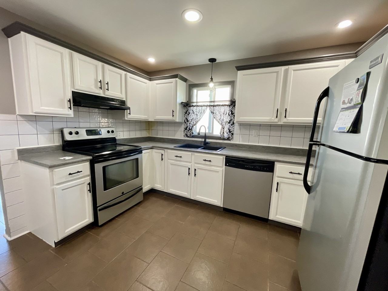 2536 Meldrum Rd - Photo 3 of 27