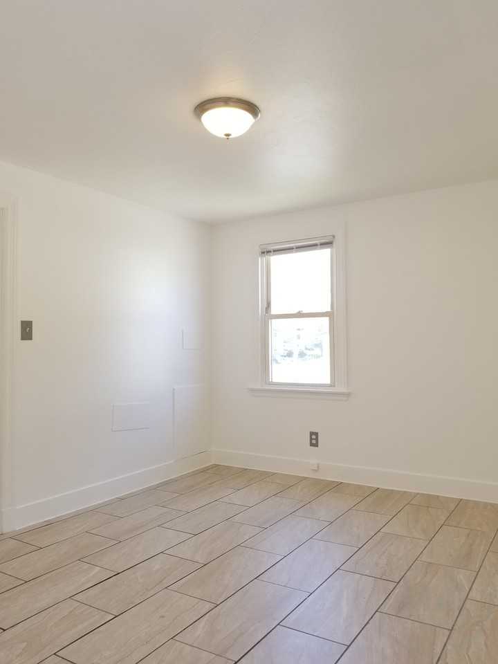 497 Winter St - Photo 6 of 10