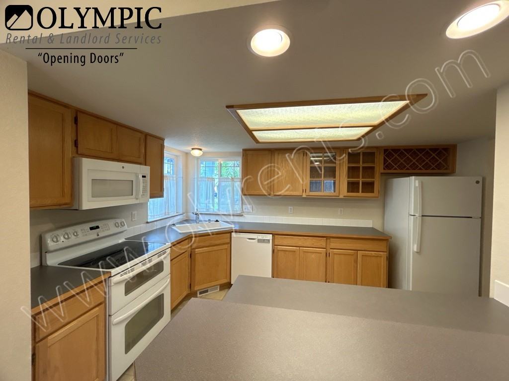 1115 Loyola St Ne - Photo 5 of 26