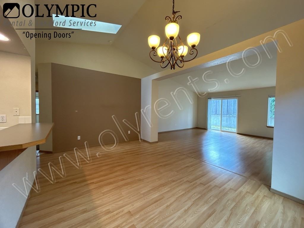 1115 Loyola St Ne - Photo 7 of 26
