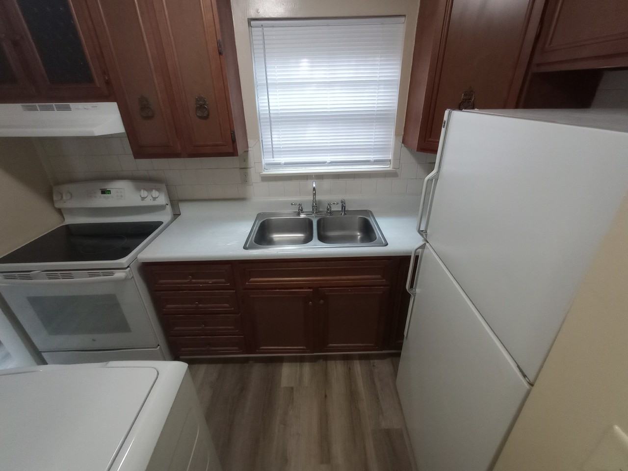 911 Sarah Leigh Ct - Photo 2 of 22