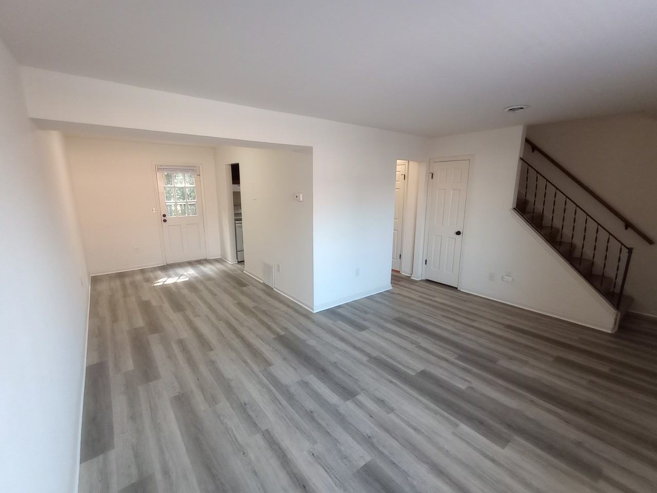 911 Sarah Leigh Ct - Photo 3 of 22