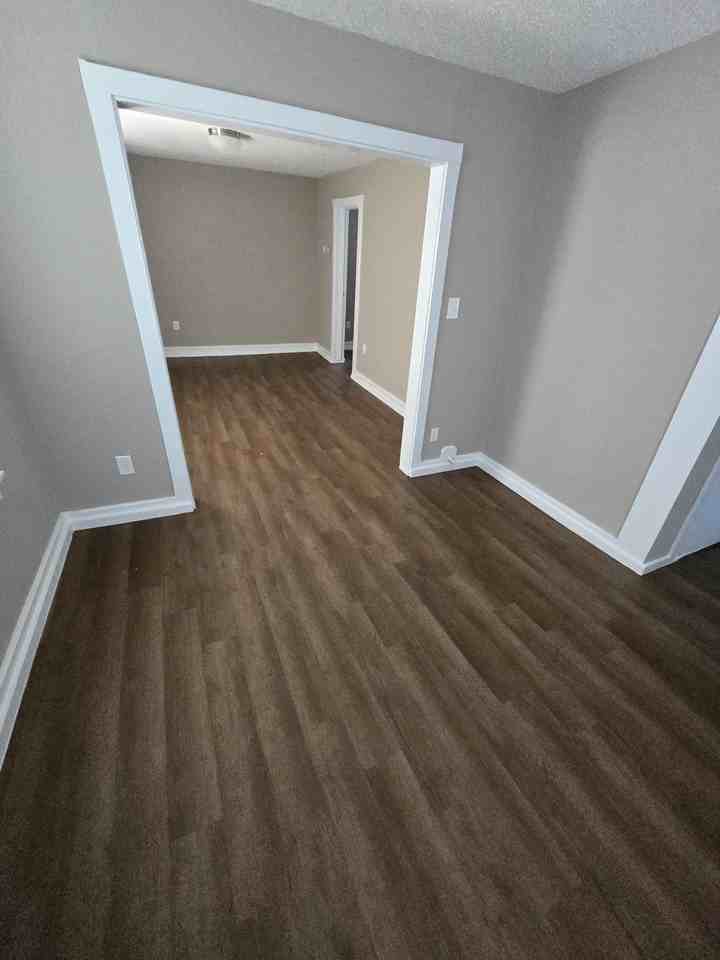 317 Se 40th St - Photo 2 of 7