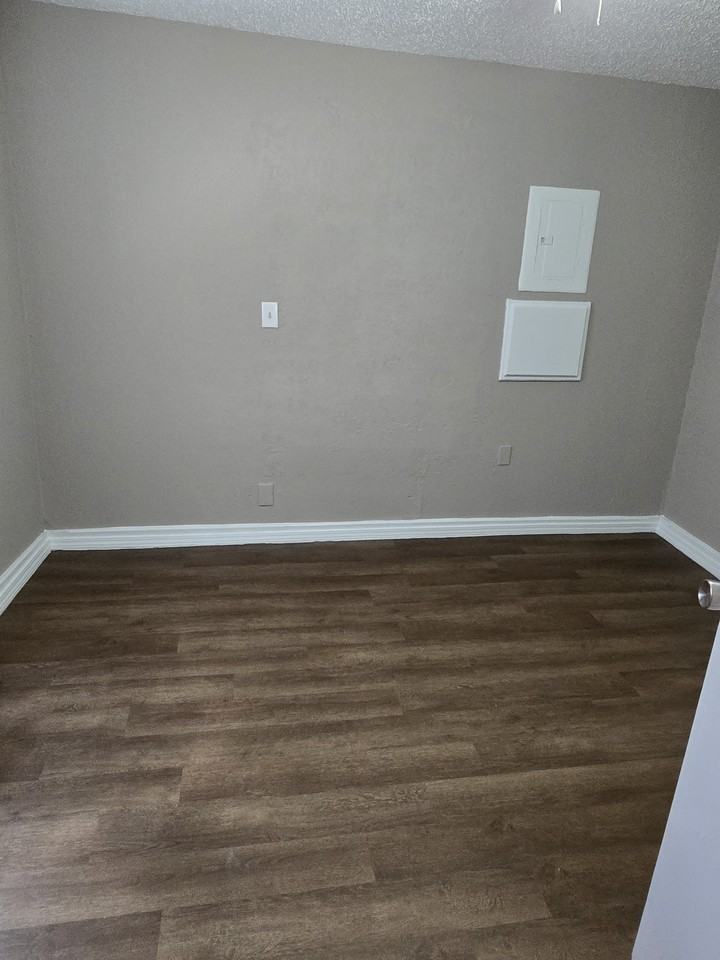 317 Se 40th St - Photo 3 of 7