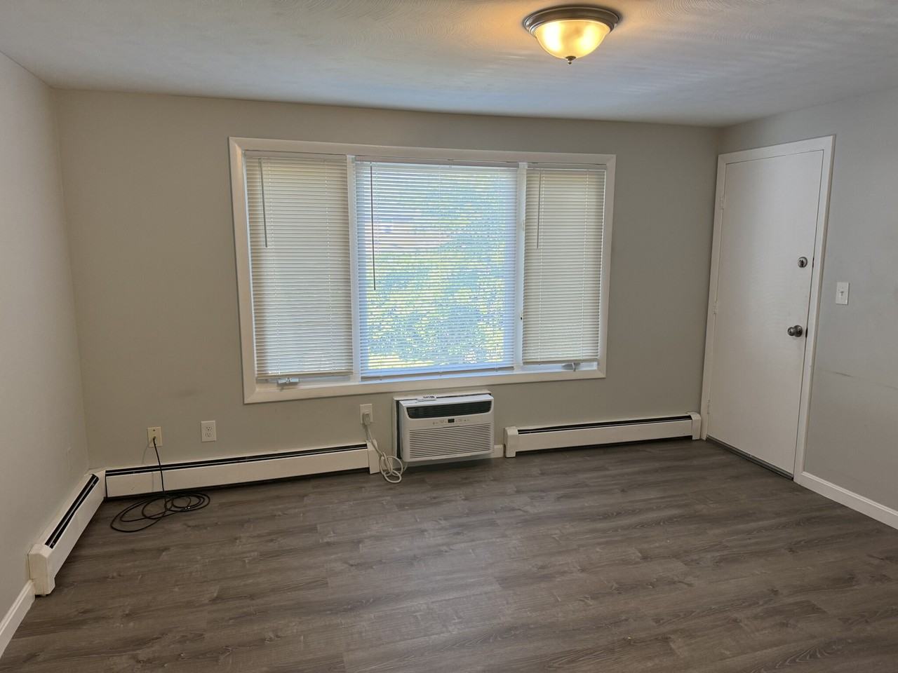 Varney St #1R - Photo 5 of 10