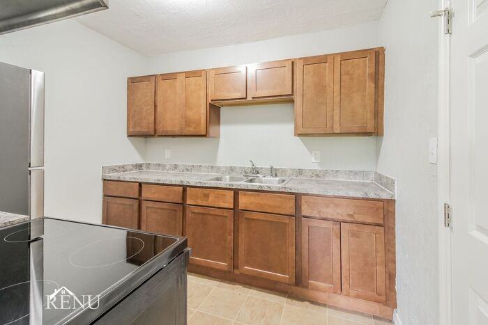 1185 E 18th St - Photo 3 of 17