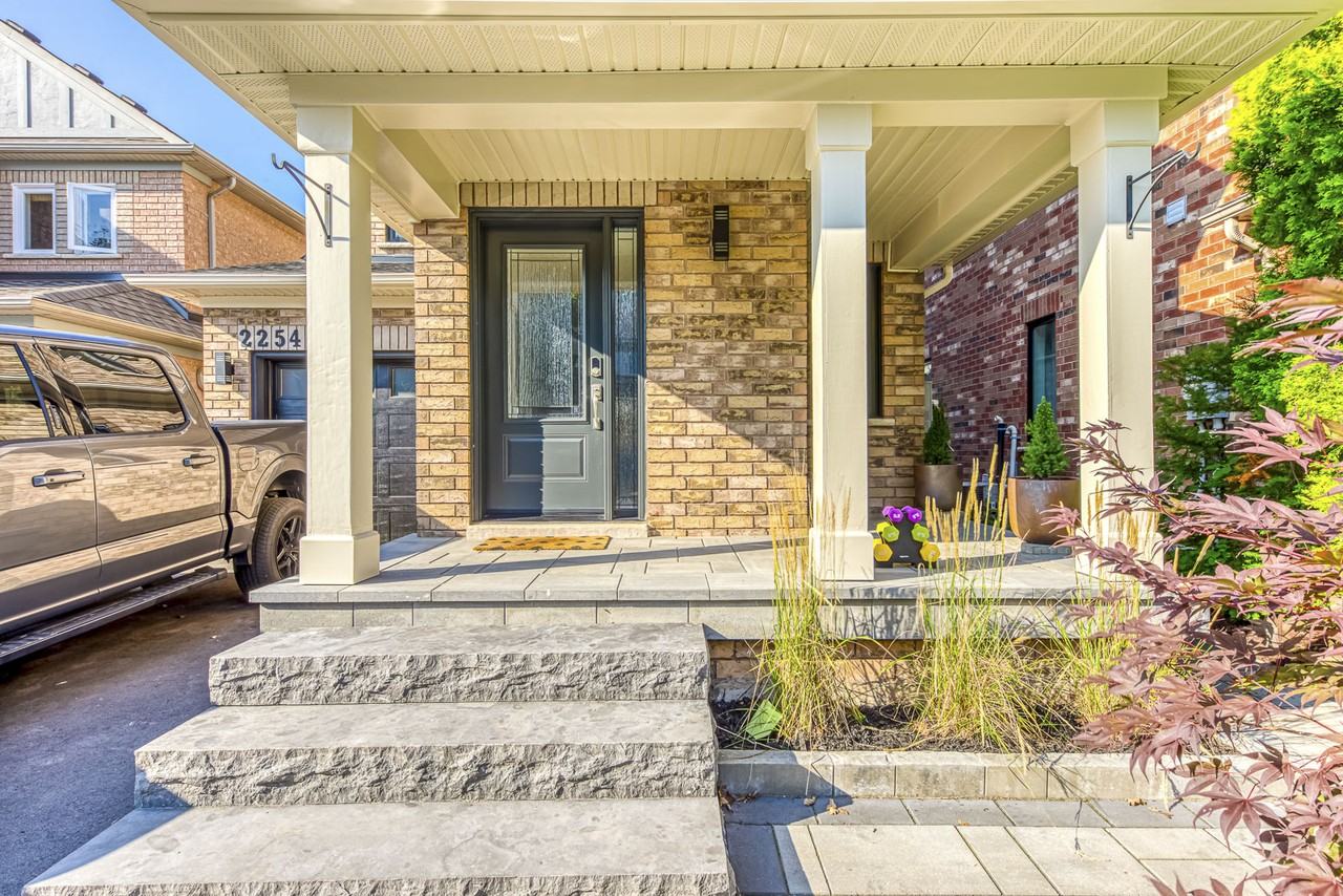 2254 Empire Crescent - Photo 3 of 35