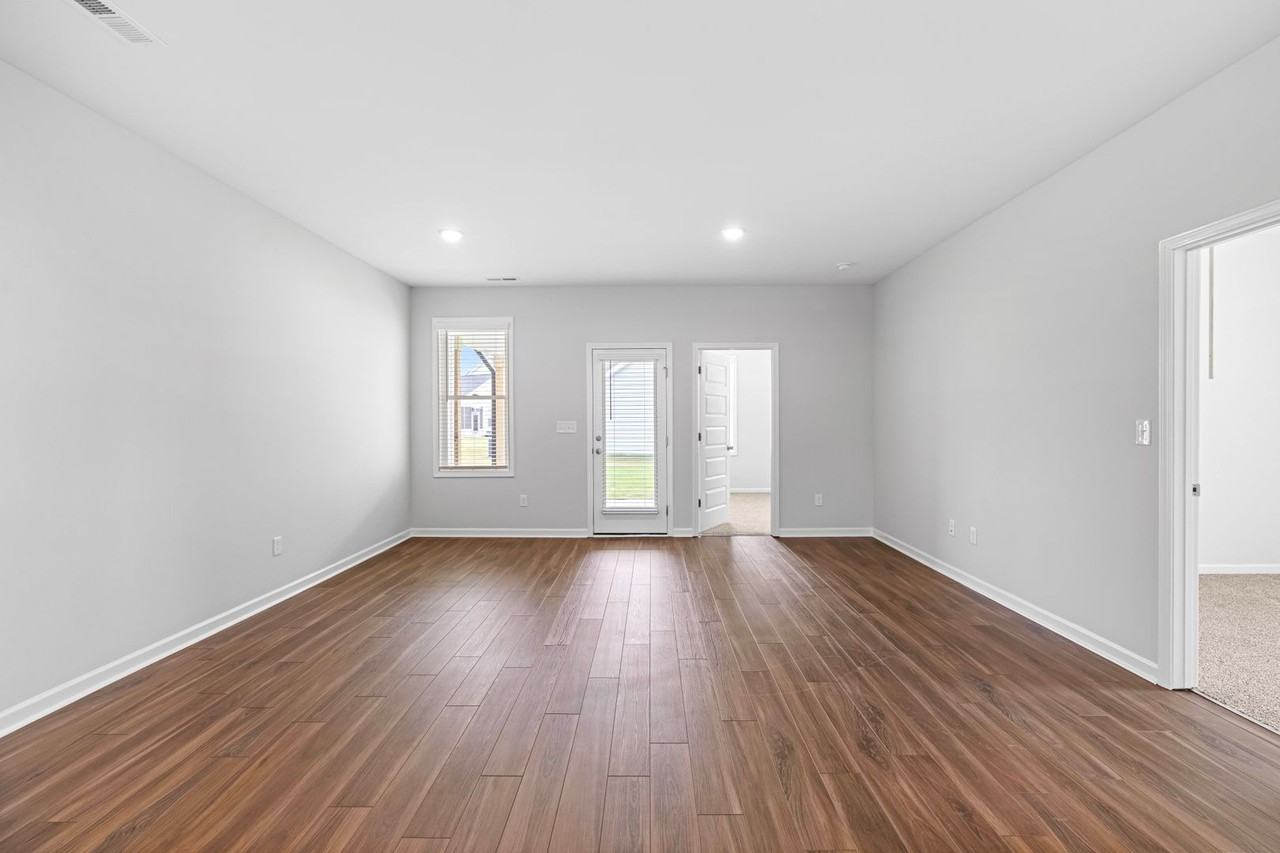 242 Sandstone St - Photo 4 of 15