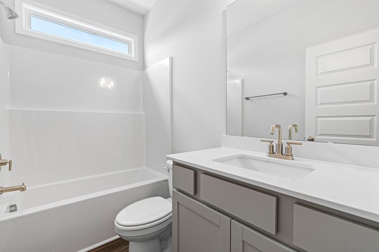 242 Sandstone St - Photo 5 of 15