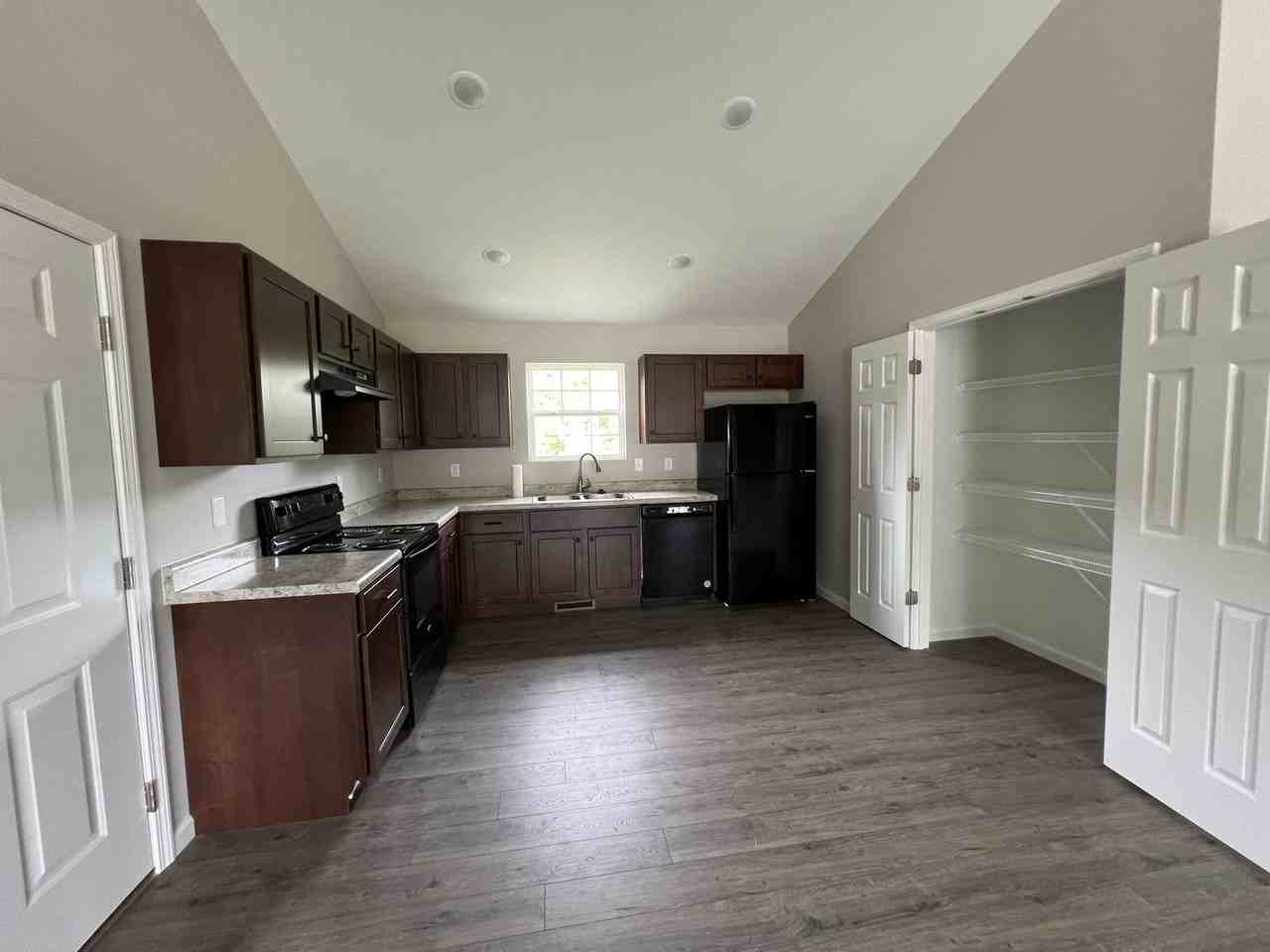 867 Lakeway Dr - Photo 3 of 13