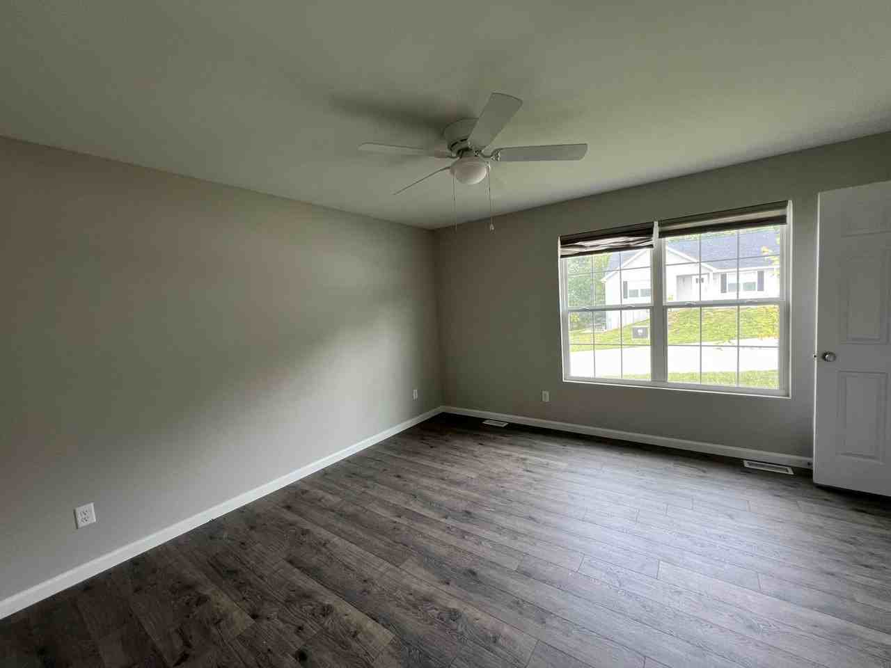 867 Lakeway Dr - Photo 4 of 13