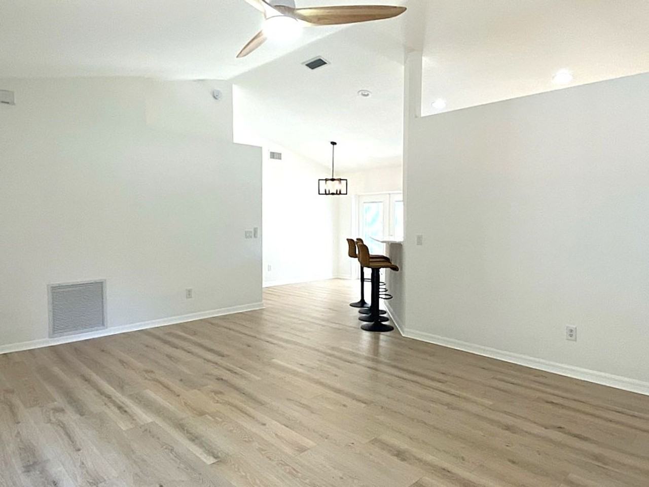 1047 S Myrtle Ave - Photo 3 of 20